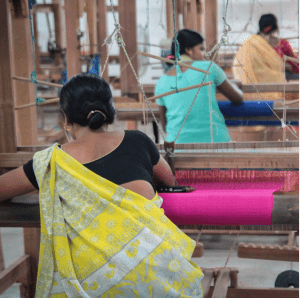 Frauen in traditionellen Saris